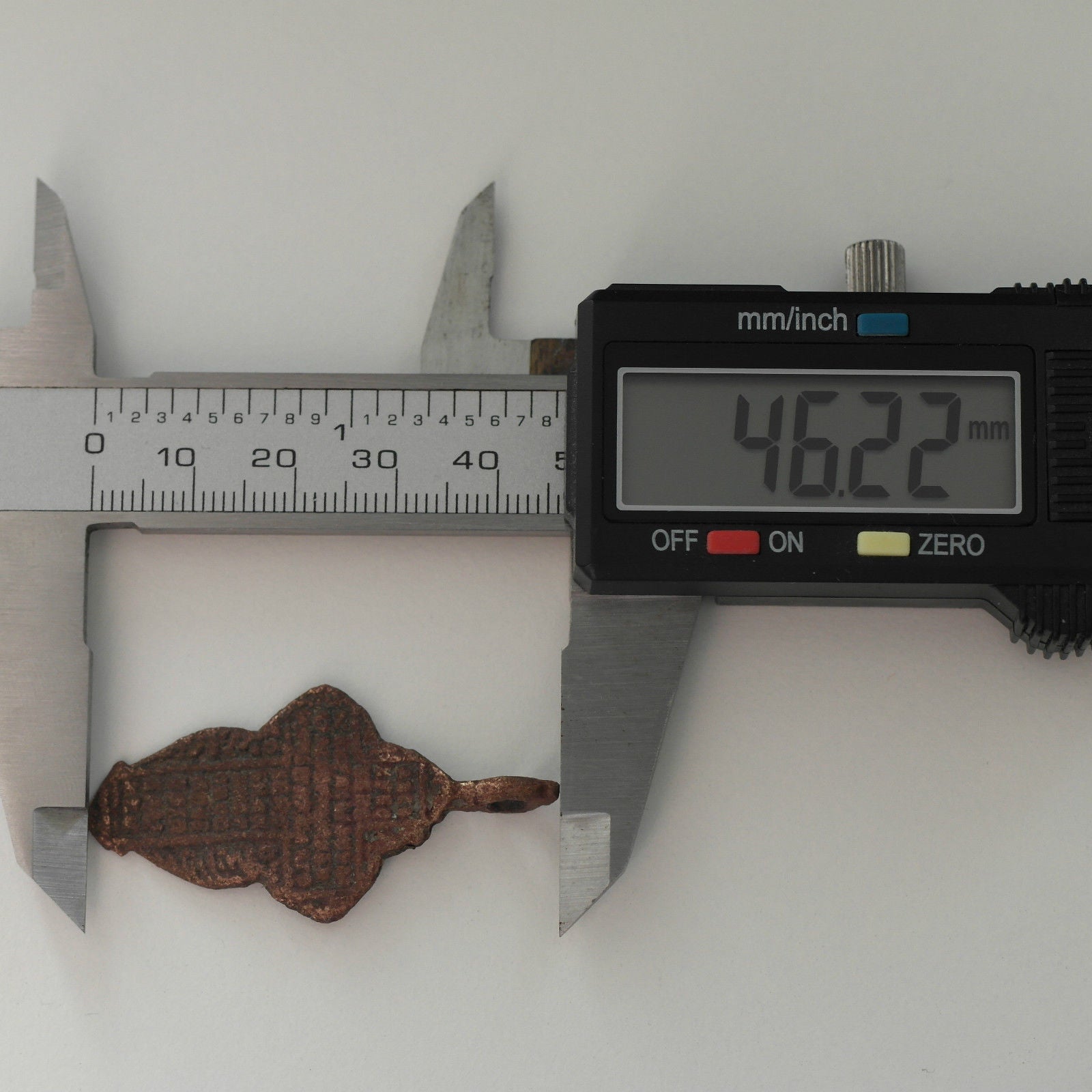 Cruz sólida antigua del Imperio Ruso, viejos creyentes ortodoxos.