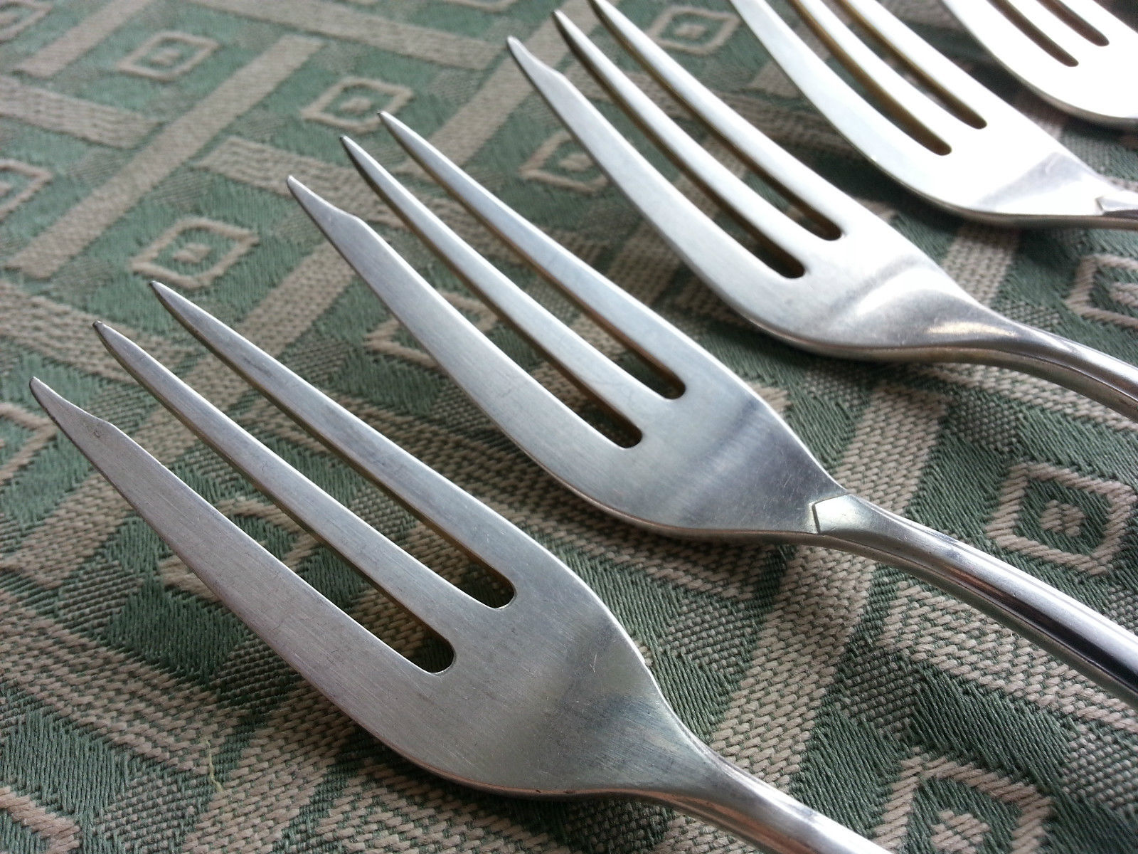 Antiguo juego de seis tenedores de postre bañados en plata WMF de primera calidad.