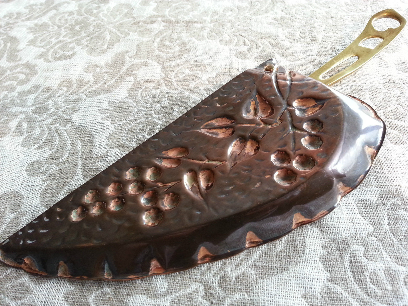 Bandeja para migas de latón y cobre Art Nouveau del siglo XIX con flores