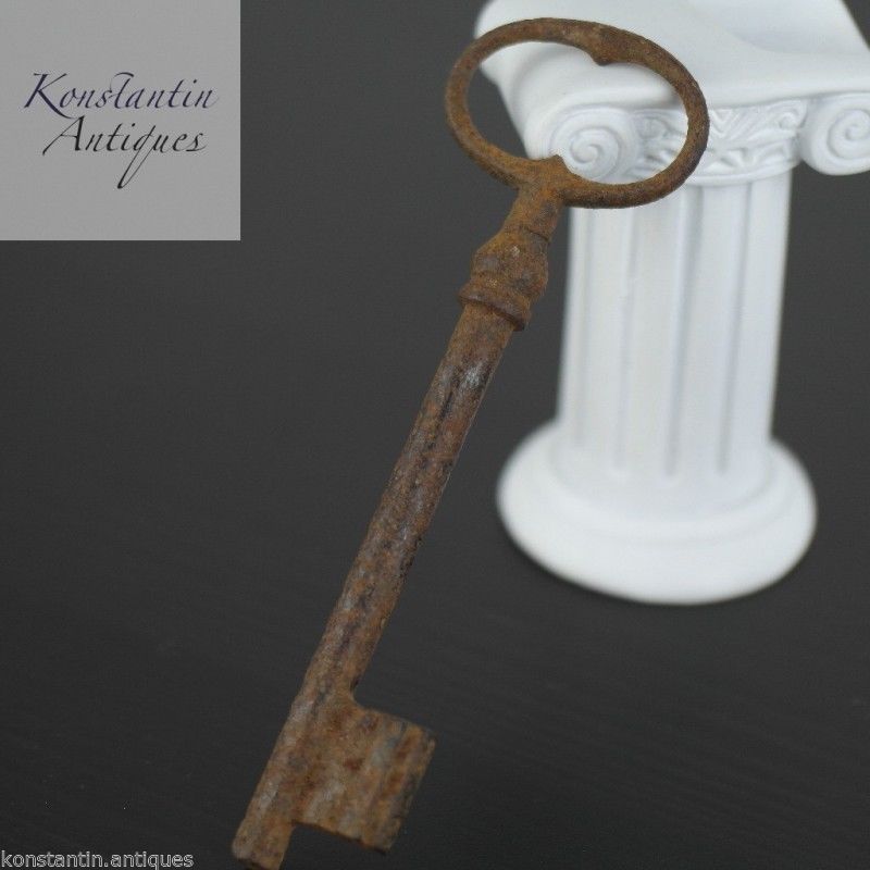 Llave de metal oxidado antiguo Gran Imperio Británico