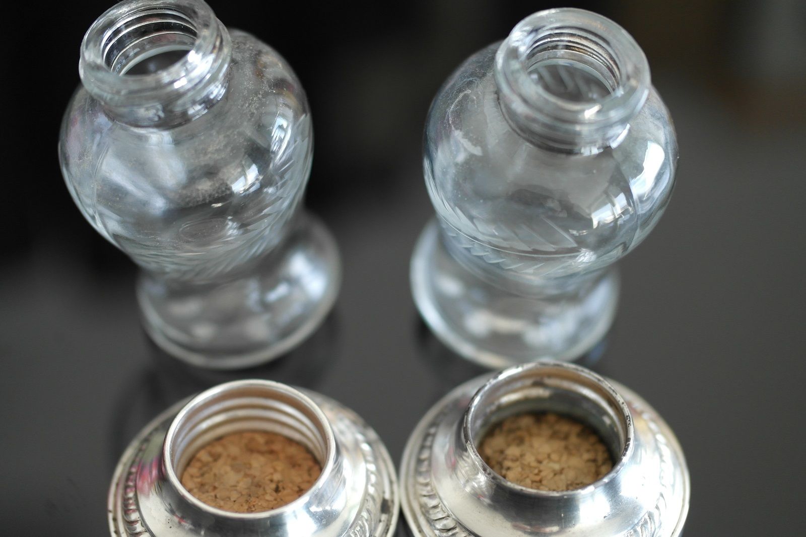 Antiker Pfeffer-Salztopf mit Rollen aus Glas, Boden aus Sterlingsilber, Quäker NEWPORT