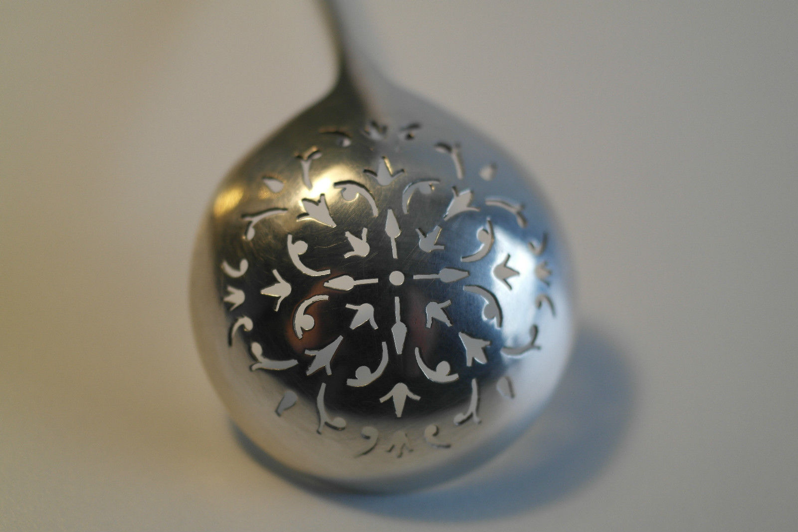 Antikes Teesieb aus massivem Silber, Zuckersieb, Londoner Löwe aus dem Jahr 1892