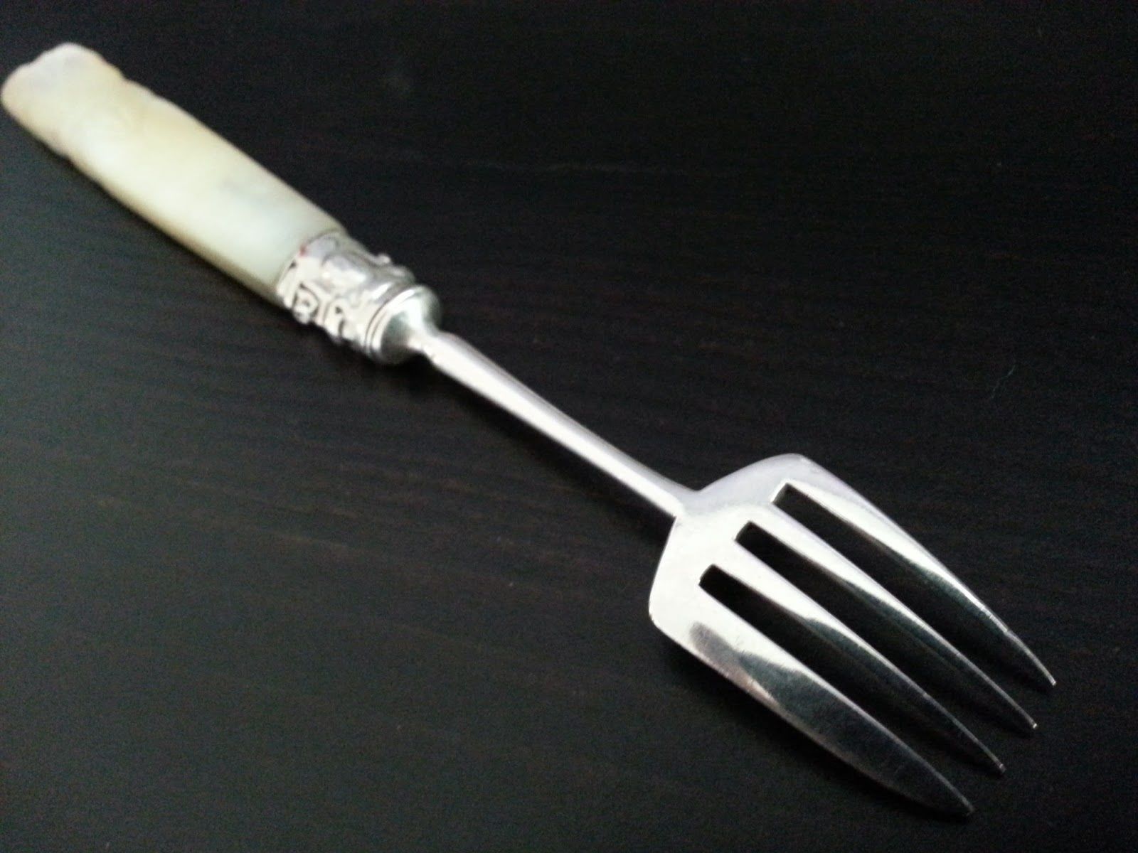 Antike Tafelgabel aus Sterlingsilber aus dem Jahr 1853, Perlmutt-MOP-Griff, Sheffield