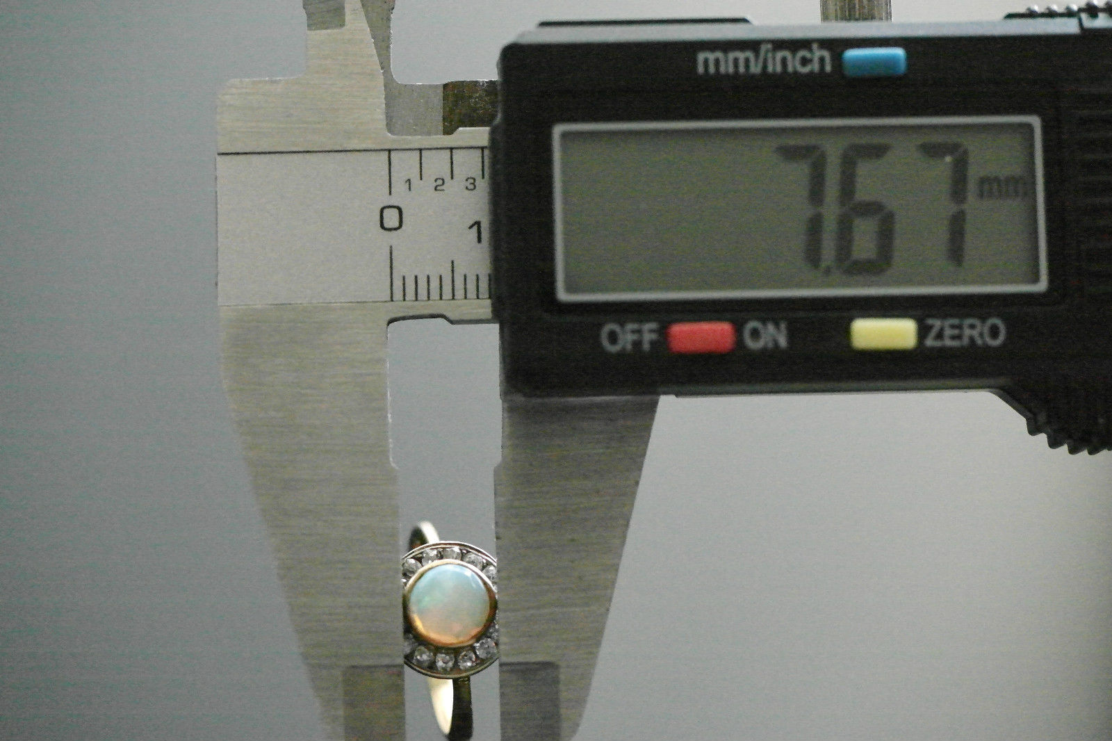 Anillo antiguo de oro de 18 quilates con ópalo auténtico y diamantes talla antigua.