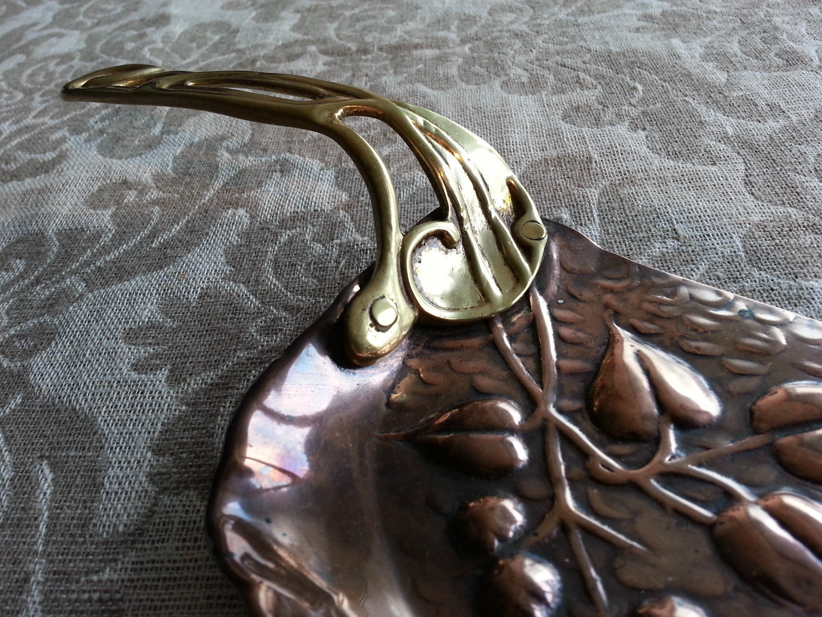 Bandeja para migas de latón y cobre Art Nouveau del siglo XIX con flores