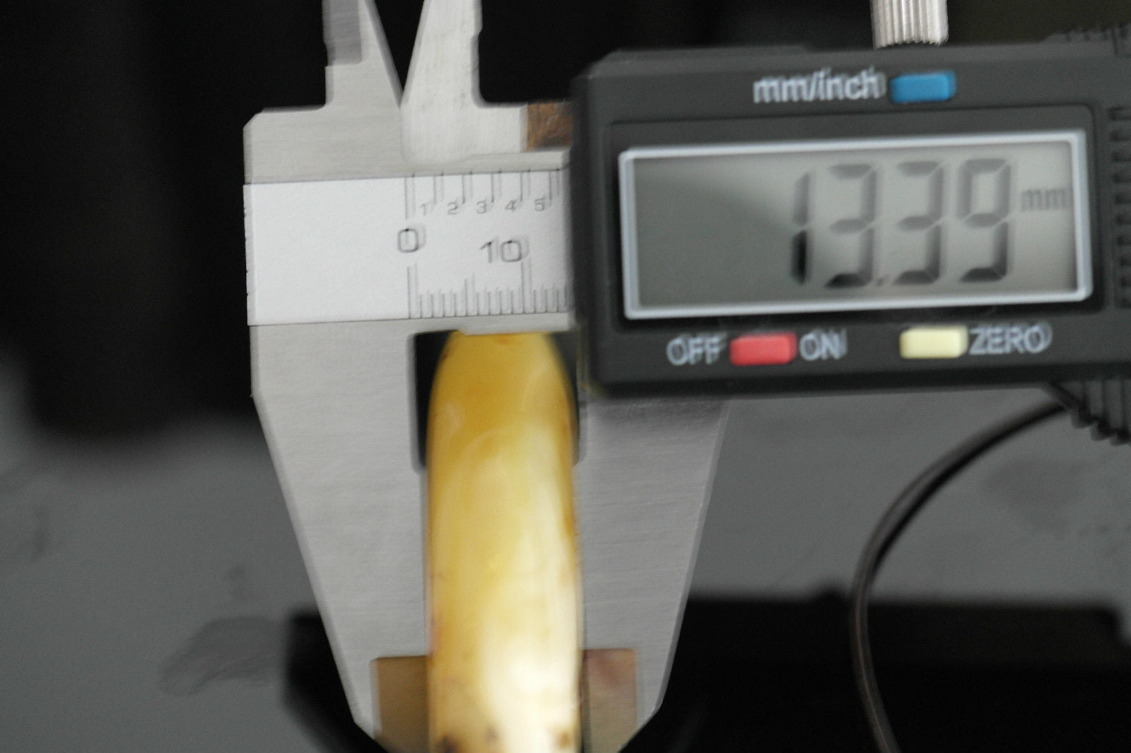 Handgefertigter Anhänger aus echtem baltischen Bernstein am Seil