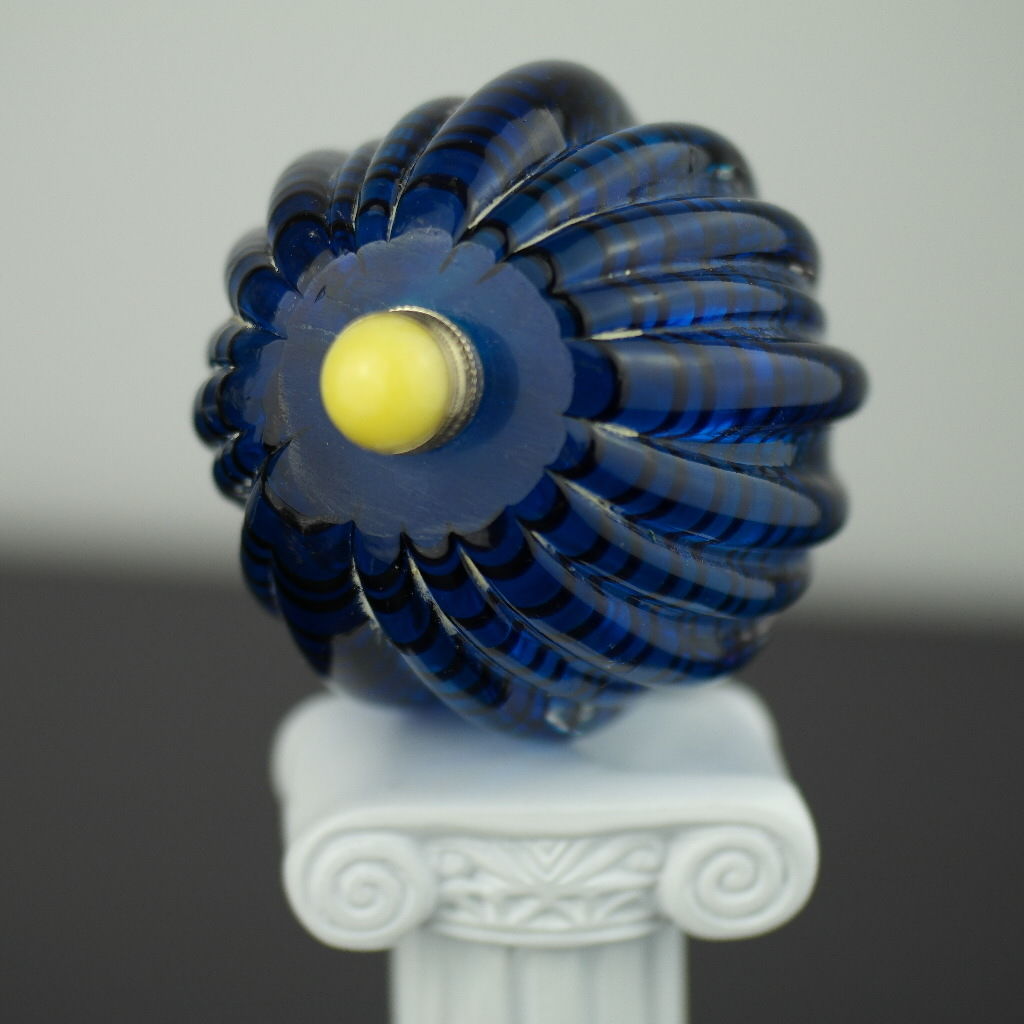 Antigua botella de rapé de vidrio azul con tapa de latón y jade amarillo en la parte superior