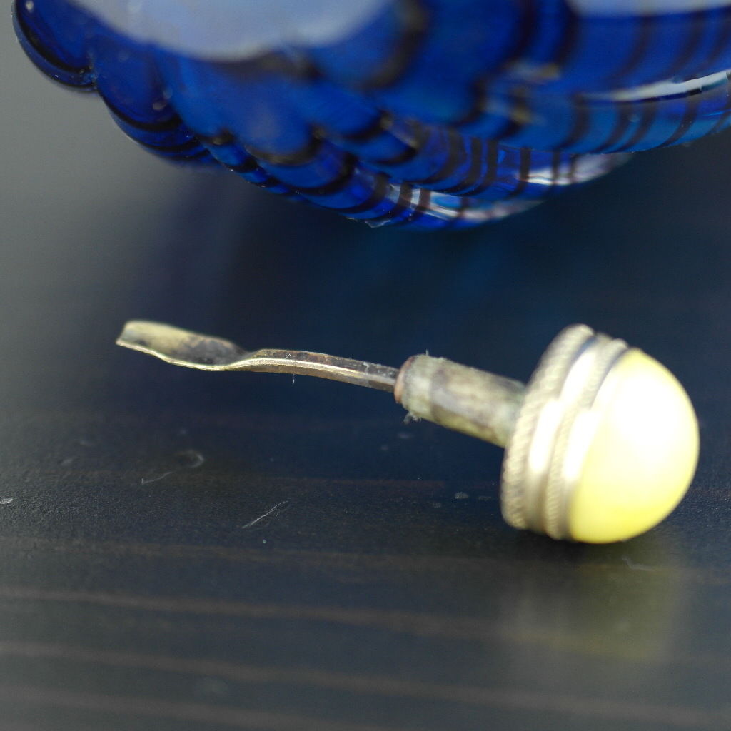 Antike Schnupftabakflasche aus blauem Glas mit Messingdeckel und gelber Jade auf der Oberseite