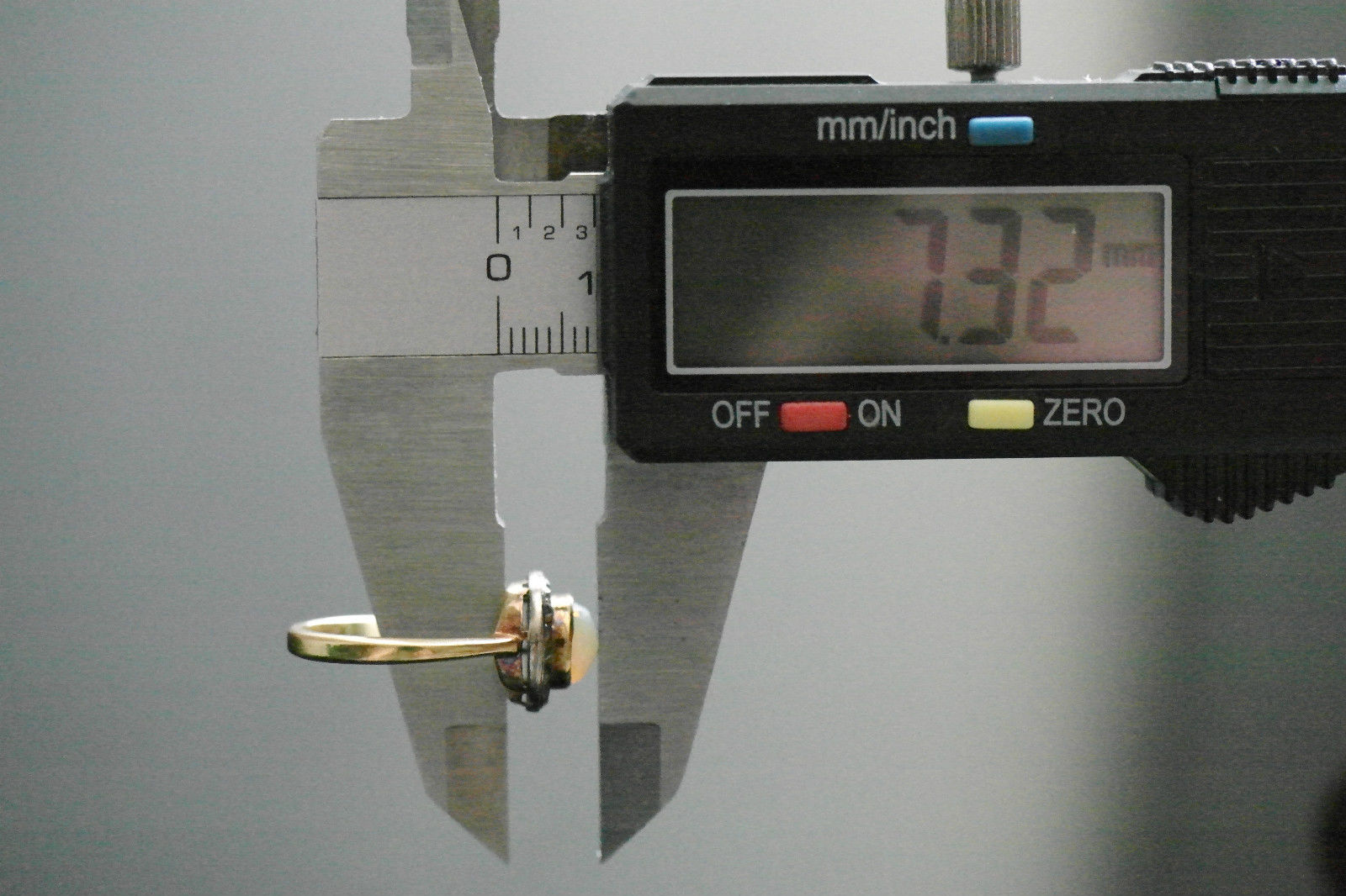 Anillo antiguo de oro de 18 quilates con ópalo auténtico y diamantes talla antigua.