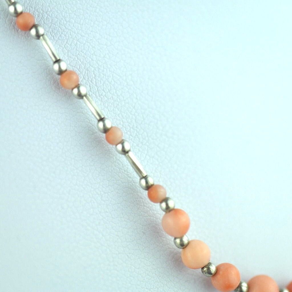 Vintage-Halskette aus Sterlingsilber und rosa Korallenperlen