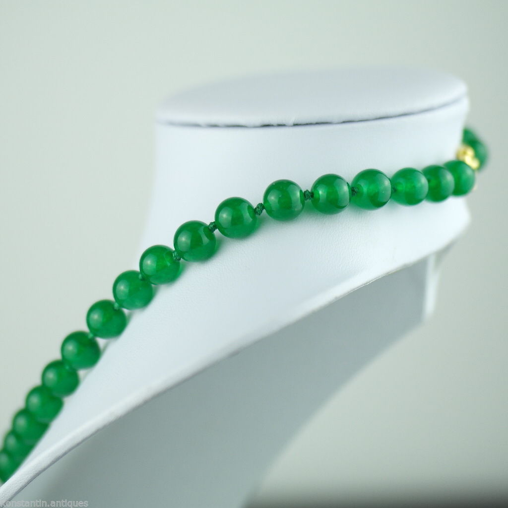 Elegante collar de cuentas de cristal verde con cierre chapado en oro.