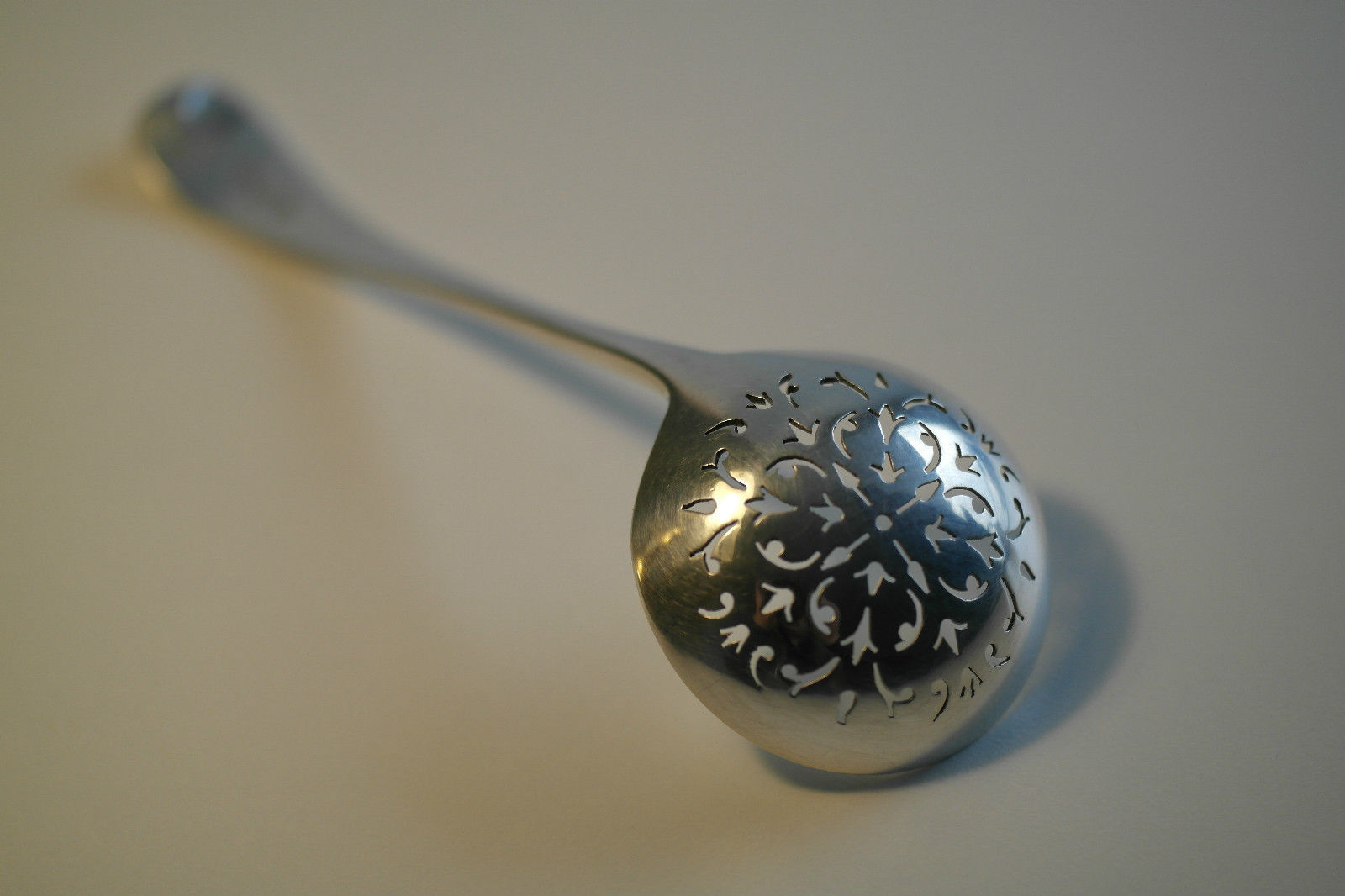 Antikes Teesieb aus massivem Silber, Zuckersieb, Londoner Löwe aus dem Jahr 1892