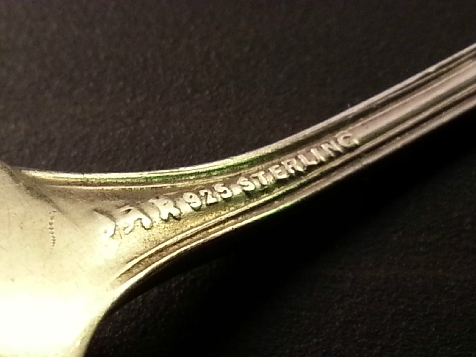 Cuchara antigua de plata maciza ornamentada del siglo XX Roden Bros LTD Canadá