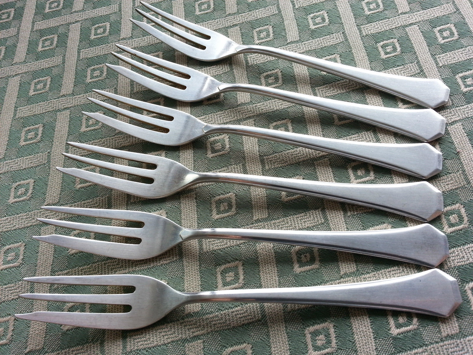 Antiguo juego de seis tenedores de postre bañados en plata WMF de primera calidad.