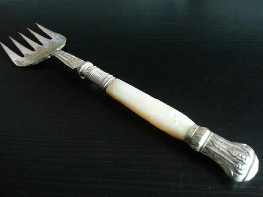 Tenedor de pescado adornado bañado en plata antigua mango de nácar MOP Nacre