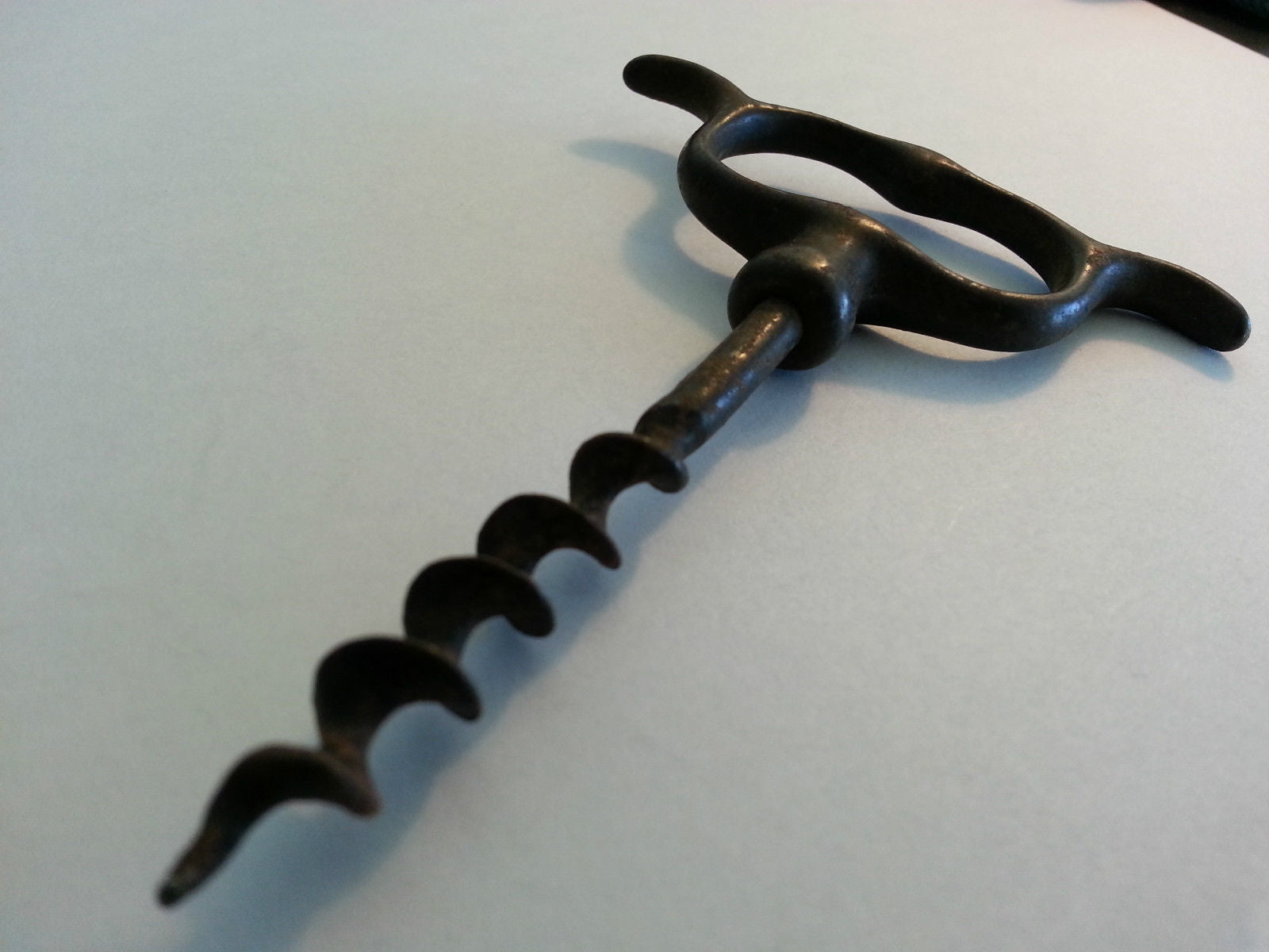 Antiker Weinflaschenöffner aus massivem Metall, tolles Geschenk im Jugendstil des britischen Empire