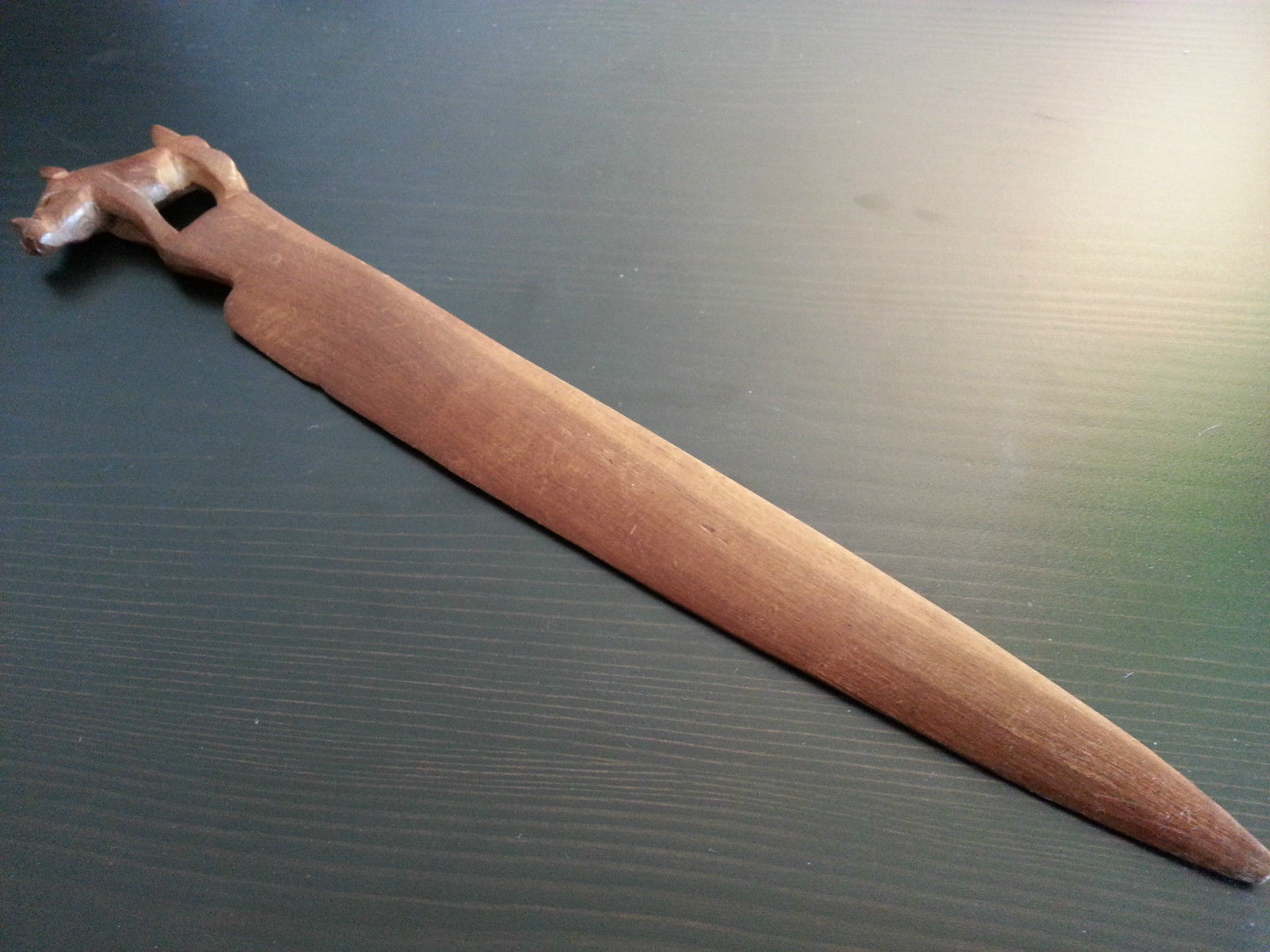 Antiker Brieföffner aus massivem Holz mit Eber auf der Oberseite des britischen Empire