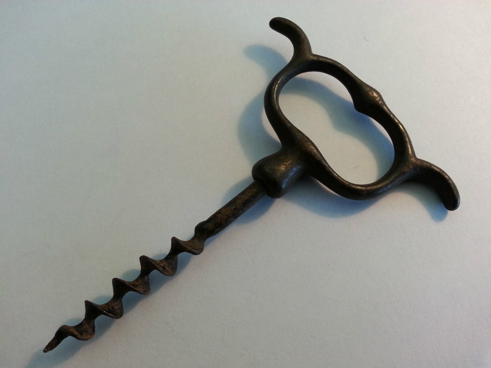 Antiker Weinflaschenöffner aus massivem Metall, tolles Geschenk im Jugendstil des britischen Empire