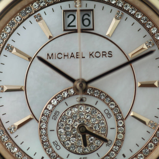 Michael Kors Sawyer Swiss Made vergoldete Damenarmbanduhr mit Perlmutt- und Kristallpflaster-Zifferblatt