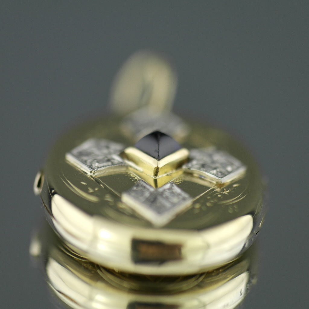 Antiker 56-Gold-Anhänger mit Medaillon, Pyramidensaphir und 12 Diamanten des Russischen Reiches