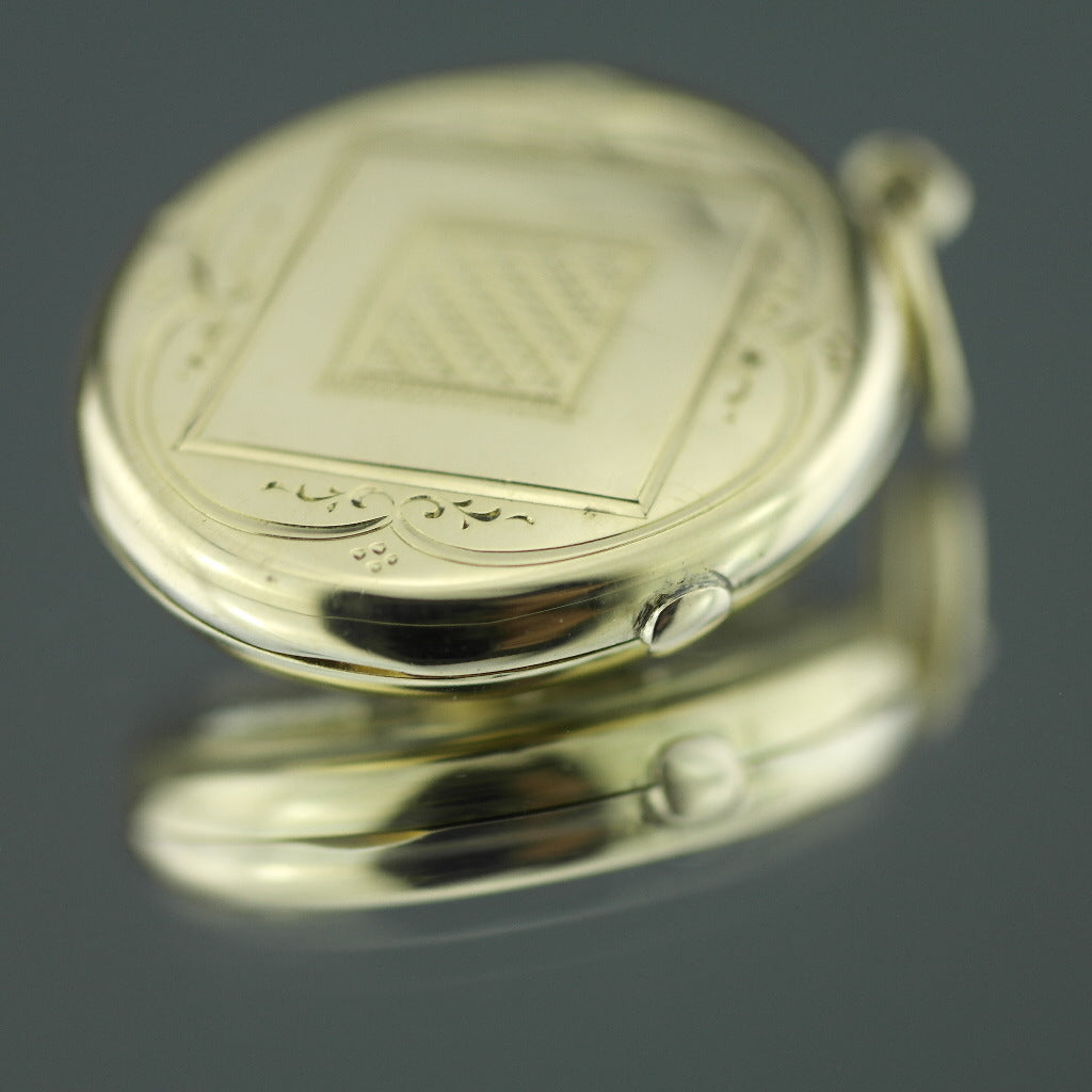 Antiker 56-Gold-Anhänger mit Medaillon, Pyramidensaphir und 12 Diamanten des Russischen Reiches