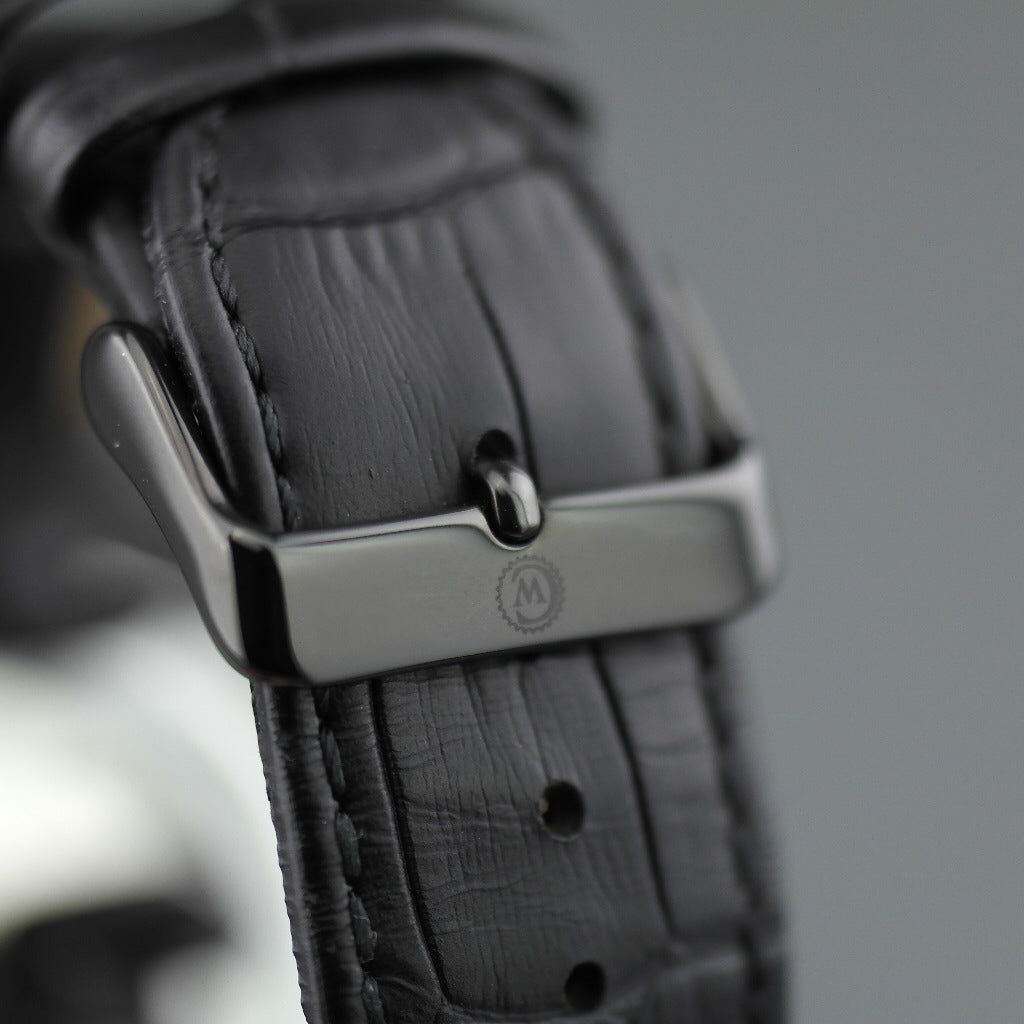 Constantin Weisz Reloj de pulsera automático con corazón abierto y correa de piel.