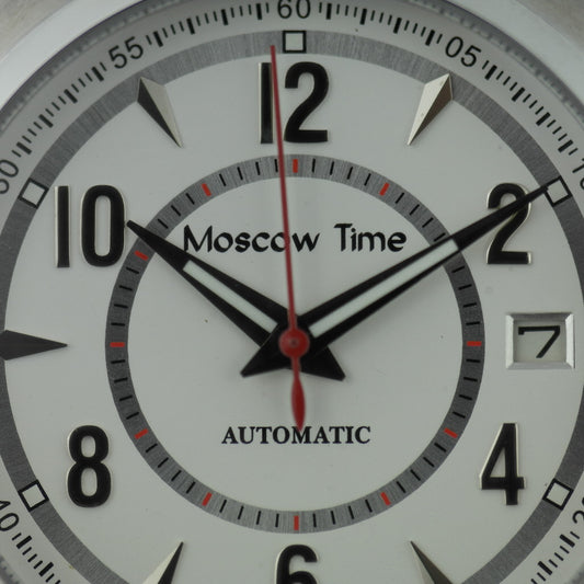 Automatische Armbanduhr „Moscow Time“ mit 27 Steinen, weißem Zifferblatt und braunem Armband