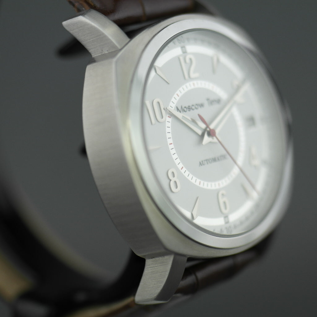 Hora de Moscú 27 joyas Reloj de pulsera automático con esfera blanca y correa marrón