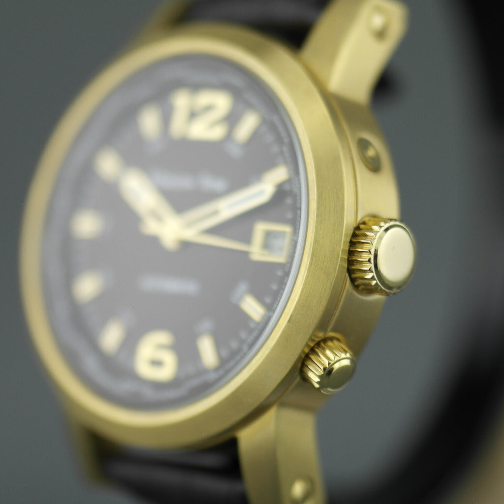 Moskauer Zeit, eine automatische Herrenarmbanduhr mit Weltzeituhr und bronzefarbenem Zifferblatt