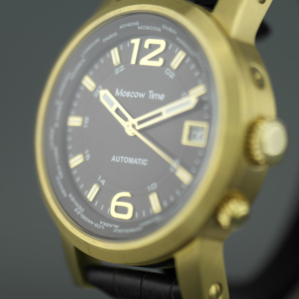 Moskauer Zeit, eine automatische Herrenarmbanduhr mit Weltzeituhr und bronzefarbenem Zifferblatt