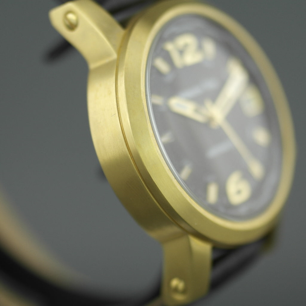 Moskauer Zeit, eine automatische Herrenarmbanduhr mit Weltzeituhr und bronzefarbenem Zifferblatt
