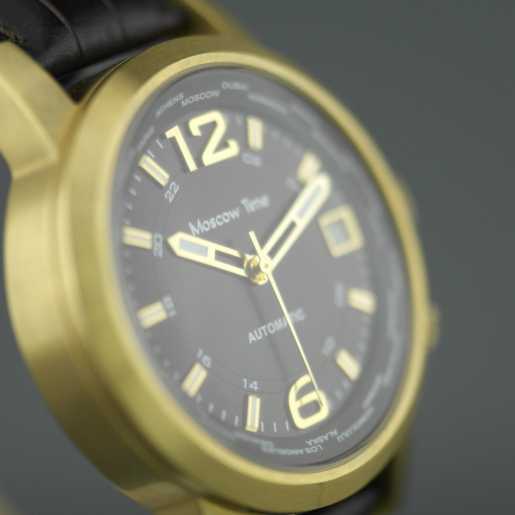 Moskauer Zeit, eine automatische Herrenarmbanduhr mit Weltzeituhr und bronzefarbenem Zifferblatt
