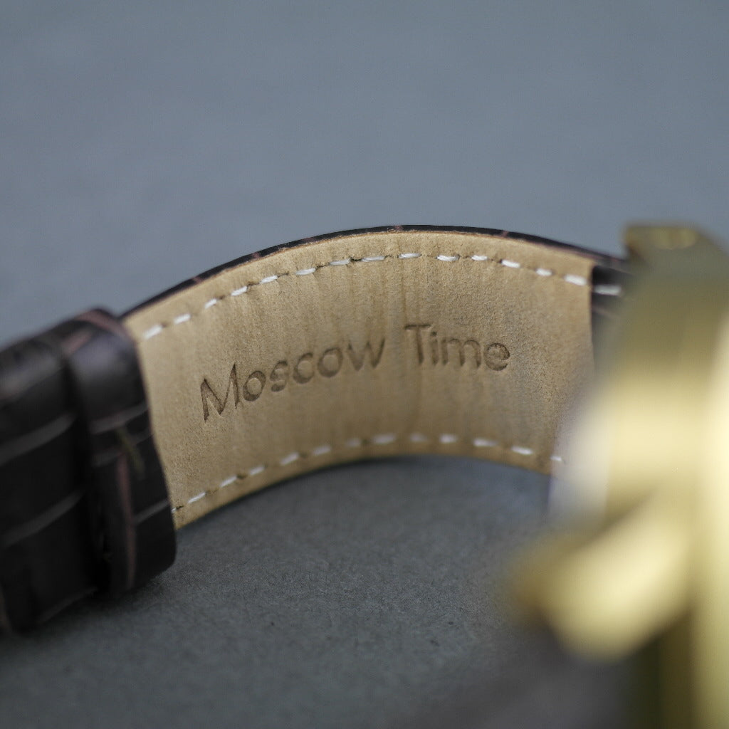 Moskauer Zeit, eine automatische Herrenarmbanduhr mit Weltzeituhr und bronzefarbenem Zifferblatt