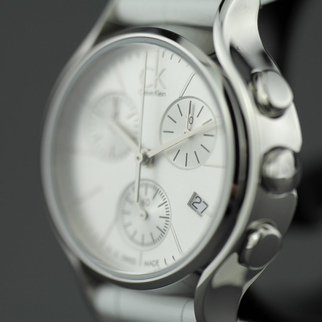 Calvin Klein – Kleine Chronographen-Armbanduhr mit weißem Lederarmband 