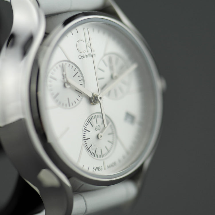 Calvin Klein – Kleine Chronographen-Armbanduhr mit weißem Lederarmband 