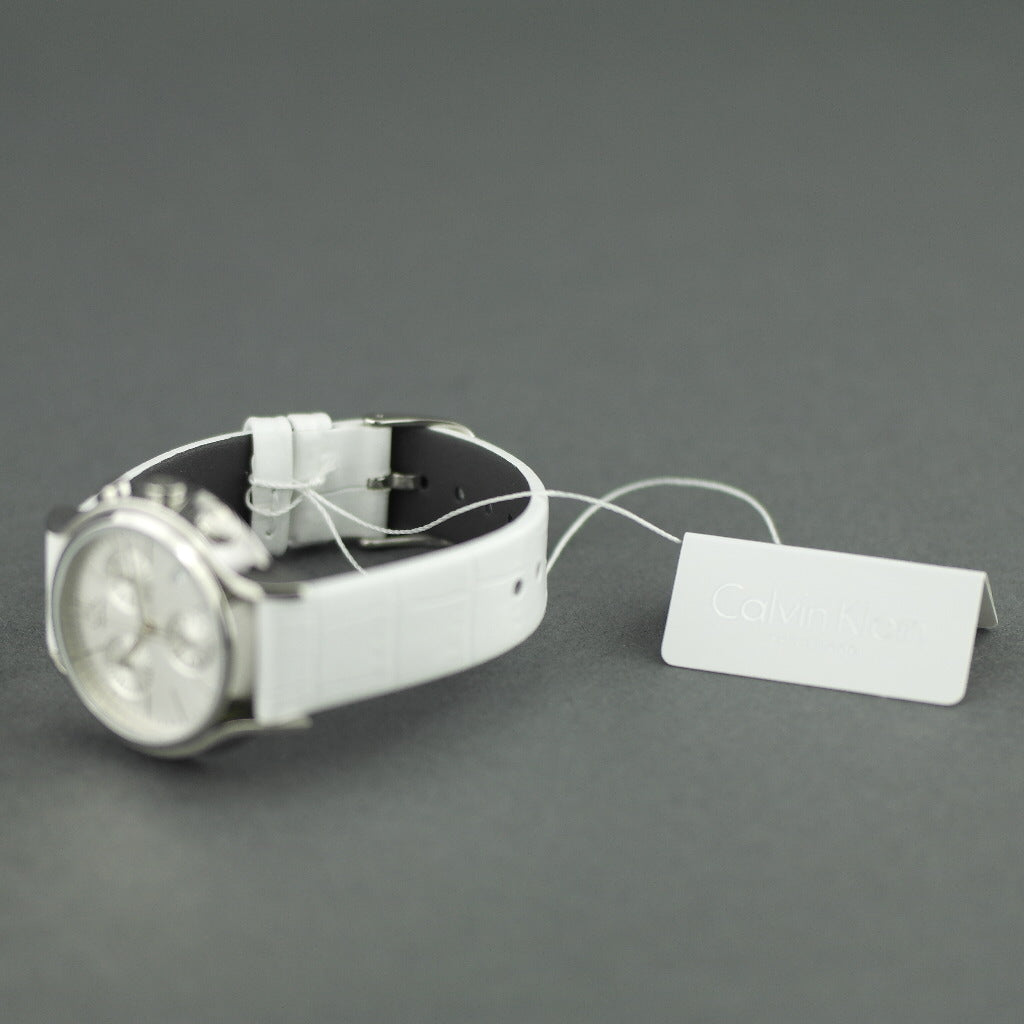 Calvin Klein – Kleine Chronographen-Armbanduhr mit weißem Lederarmband 