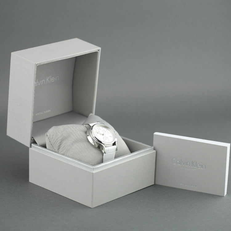 Calvin Klein – Kleine Chronographen-Armbanduhr mit weißem Lederarmband 