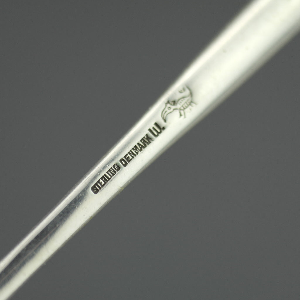 Cuchara de cuchara de médula de plata de ley antigua de Dinamarca con cresta cruzada de esmalte