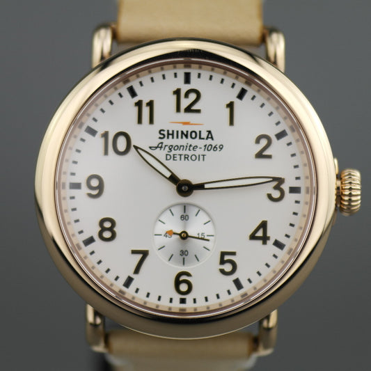 Reloj de pulsera Shinola The Runwell con esfera plateada y correa de piel natural. 