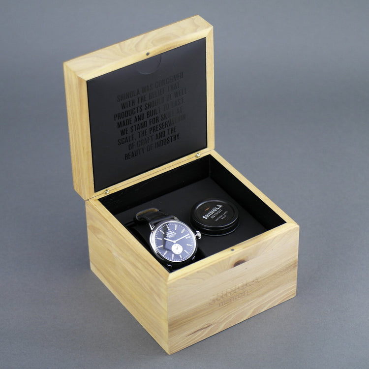 Reloj de pulsera Shinola The Runwell con esfera negra y correa de cuero 