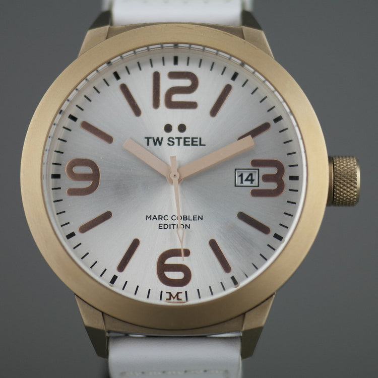 TW Steel Marc Coblen Edition Armbanduhr mit silbernem Zifferblatt und weißem Lederarmband