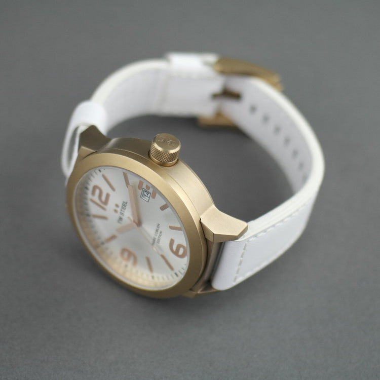 TW Steel Marc Coblen Edition Armbanduhr mit silbernem Zifferblatt und weißem Lederarmband