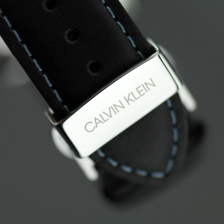 Calvin Klein Herrenarmbanduhr im Schweizer Retro-Stil mit schwarzem Lederarmband