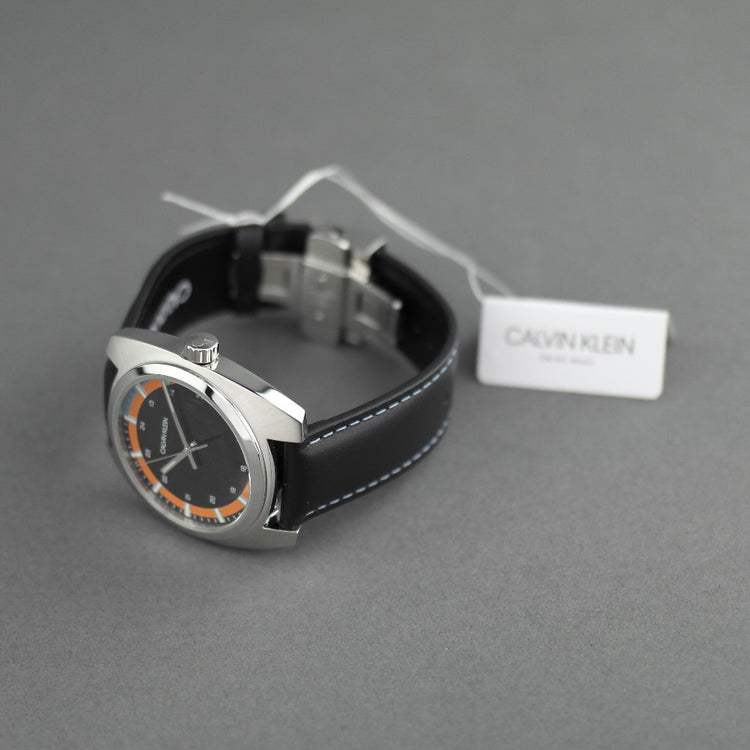 Calvin Klein Herrenarmbanduhr im Schweizer Retro-Stil mit schwarzem Lederarmband