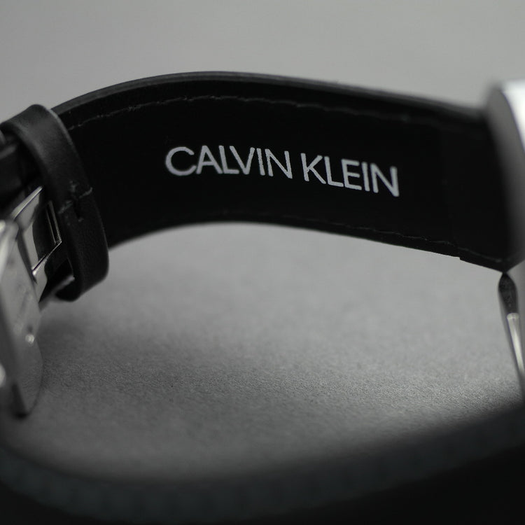 Calvin Klein Herrenarmbanduhr im Schweizer Retro-Stil mit schwarzem Lederarmband