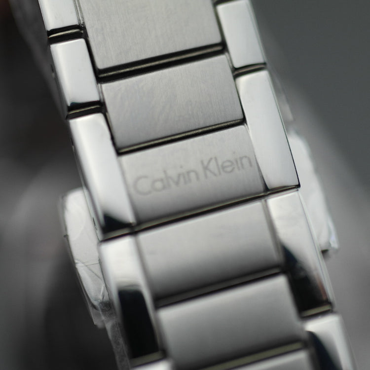 Calvin Klein Step Armbanduhr mit silbernem Zifferblatt und Datum