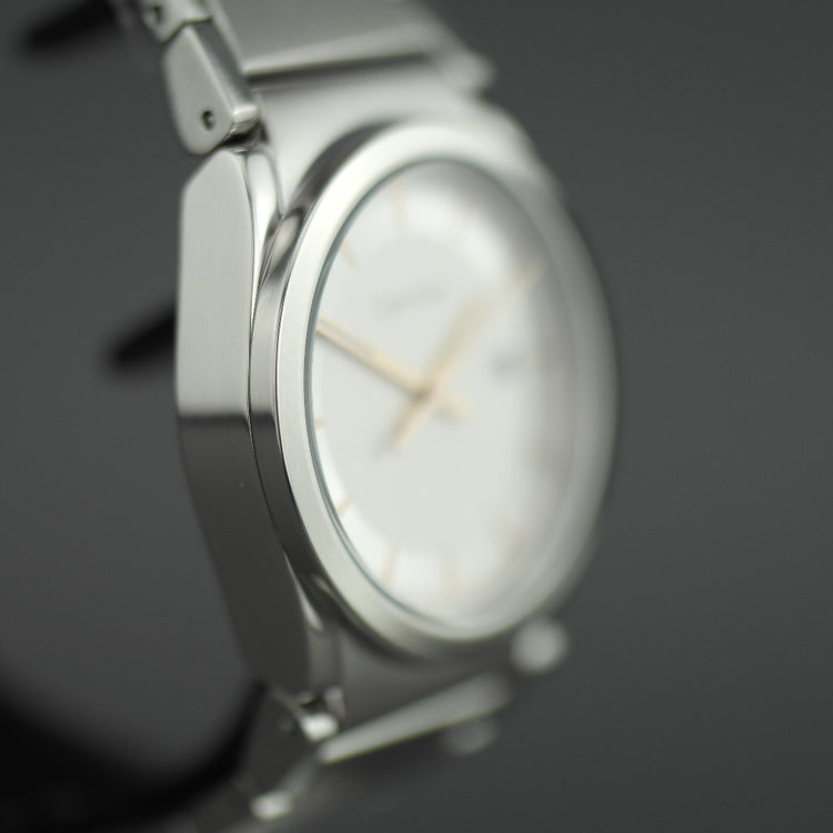 Calvin Klein Step Armbanduhr mit silbernem Zifferblatt und Datum