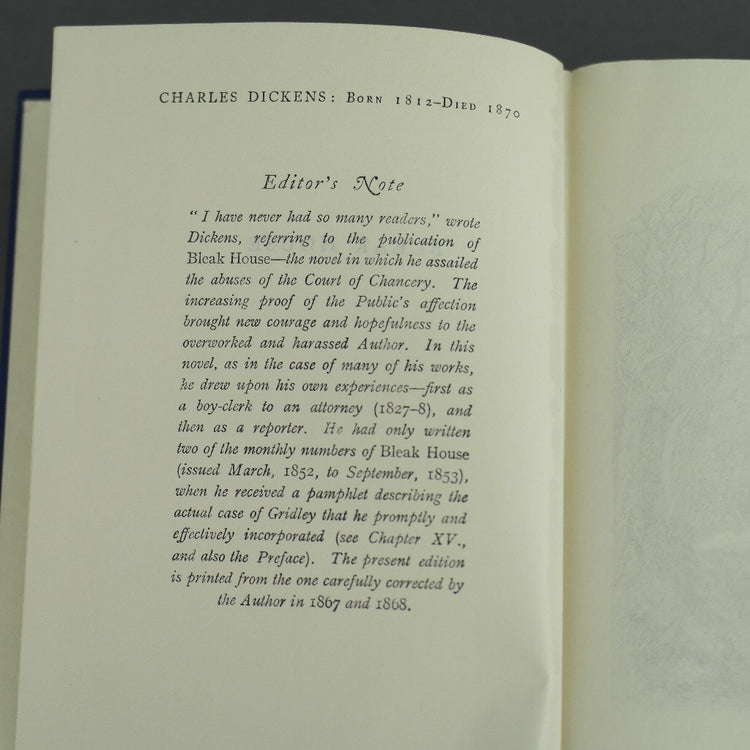 Sonderausgabe eines antiken Buches von Charles Dickens aus dem Jahr 1885 „Bleak House“ London