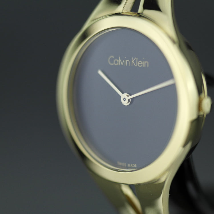 Calvin Klein Addict Reloj para mujer con brazalete chapado en oro y esfera negra 