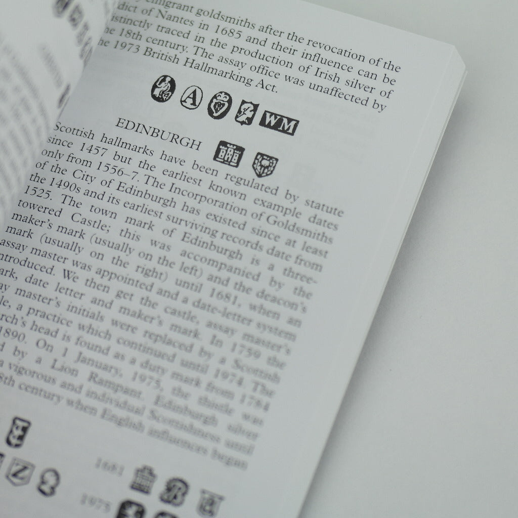 Libro de sellos de Bradbury: una guía de marcas de origen en plata, oro, platino, paladio inglés, escocés e irlandés y en metales extranjeros.